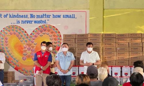 Pres. Rodrigo Duterte, ginpangunahan ang pagpanagtag sang relief packs kag assistance sa mga residente nga naapektuhan sang bagyo Agaton