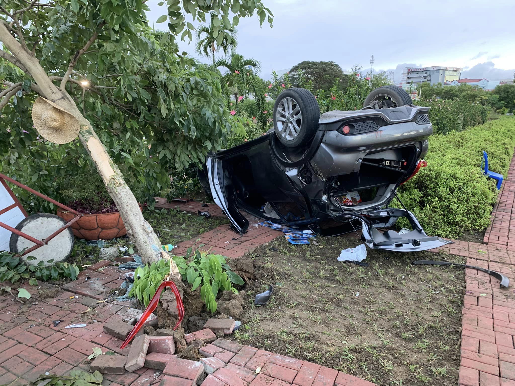 Awto nagbaliskad sa Garden of Love sa Nabitasan, La Paz