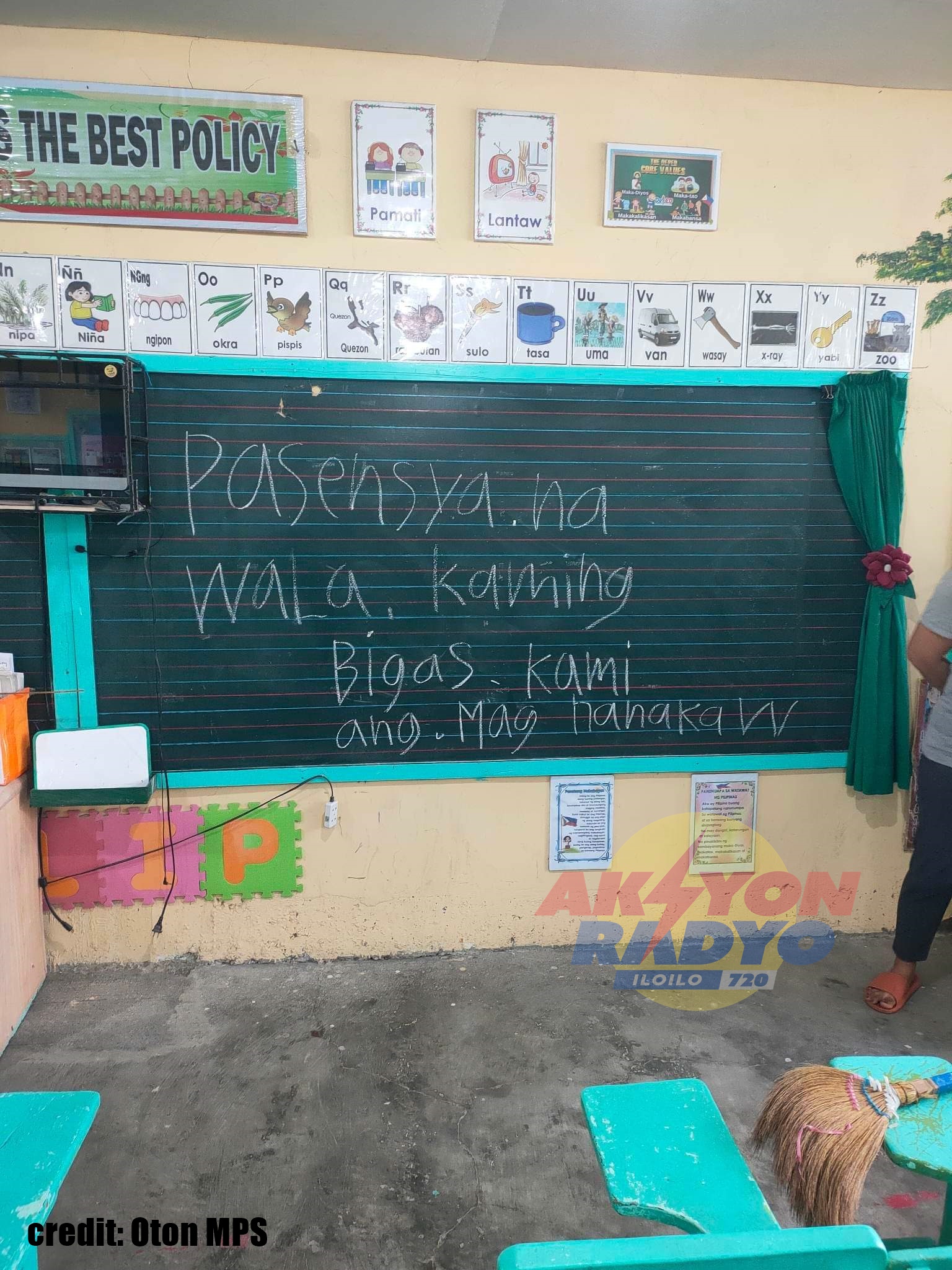Mga suspetsado nga nangawat sa Oton Central ES nagbilin sang mensahe sa blackboard nga nagapangayo sang pasensya