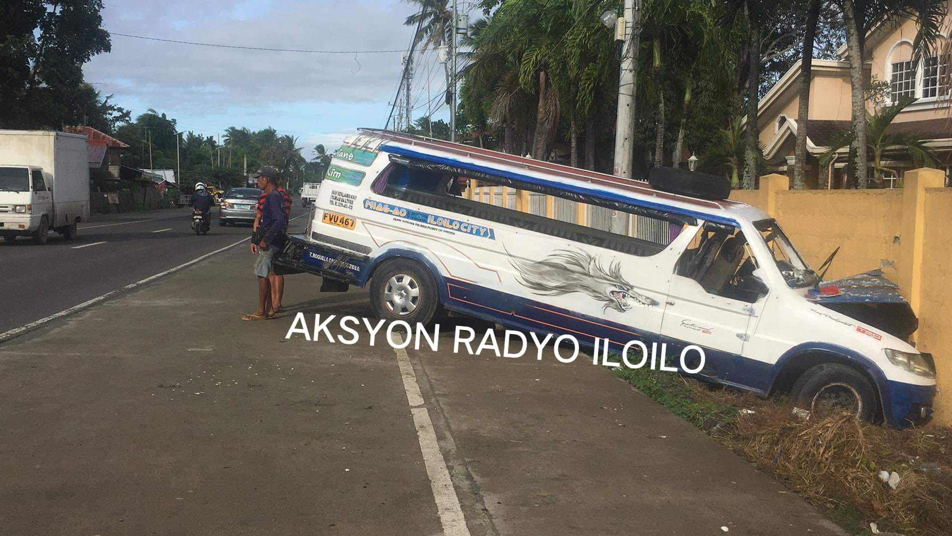 19 pilason sang nakabunggo ang depasahero nga jeep sa pader sang balay sa Tigbauan