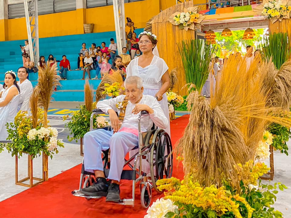 Senior citizens nga couple pinakatigulang nga ginkasal sa mass civil wedding sa Tigbauan, Iloilo sang Valentine’s Day
