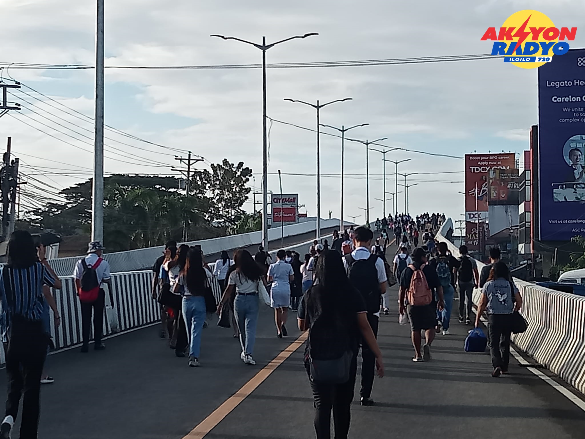 Look | Ungka flyover nahimo nga overpass tungod mga tawo na ang nagalabay imbes nga mga salakyan