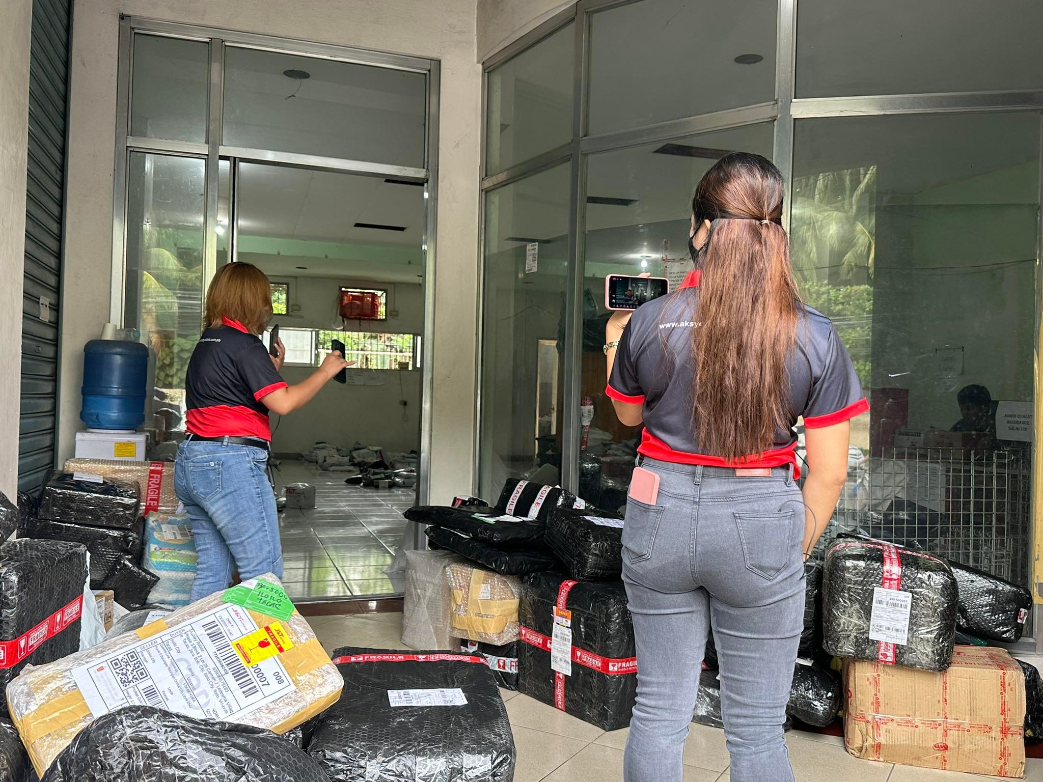 Masobra tunga sa milyon nga cash nataban sang mga hold-upper sa mga personnel sang J&T Express sa Jaro