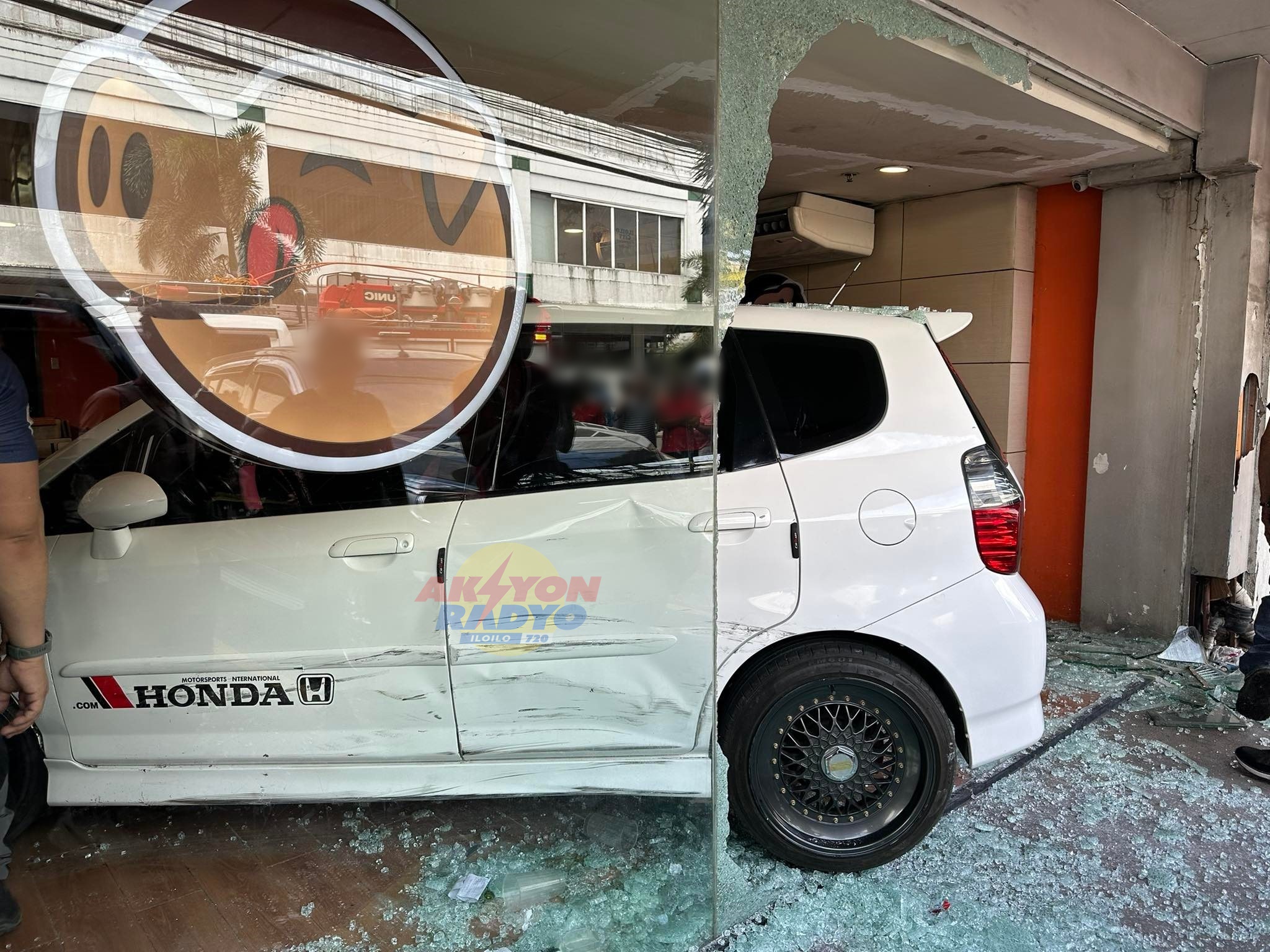 Crystal nga dingding sang restaurant nawasak sang ginbungguan sang salakyan sa City Proper