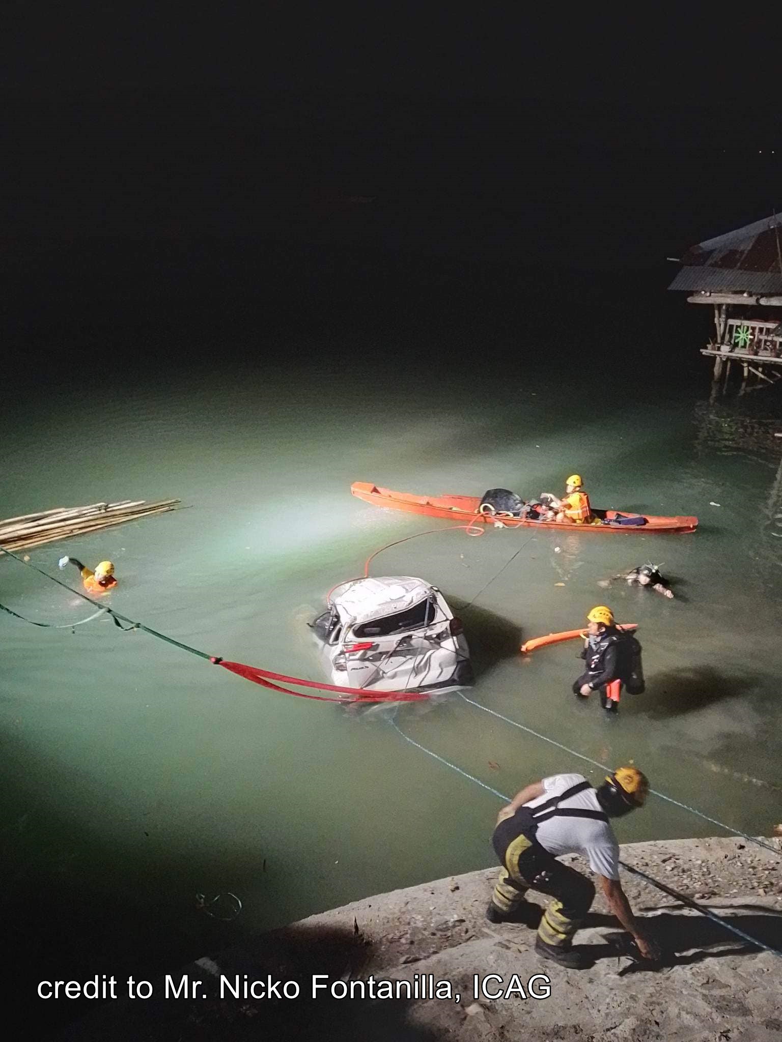 SUV nahulog sa suba sa Dumangas