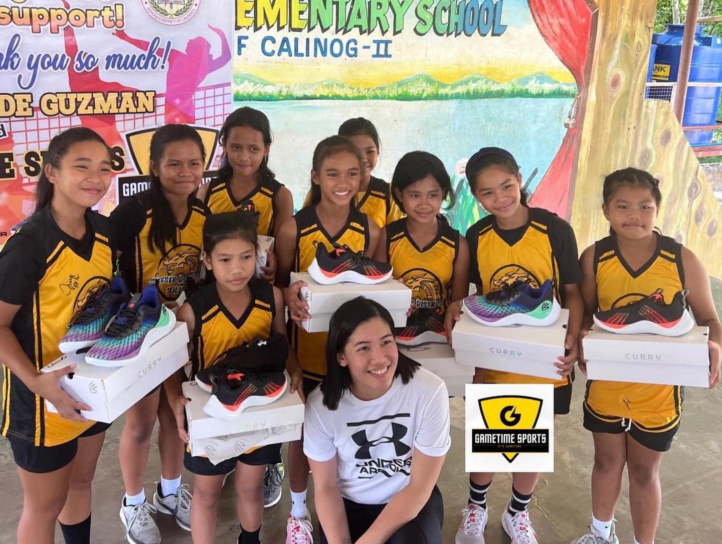 Volleyball superstar Jia de Guzman gindul-ong ang mga sapatos nga gindonar sa mga vollyball players sang Malitbog Elem. School sa Calinog