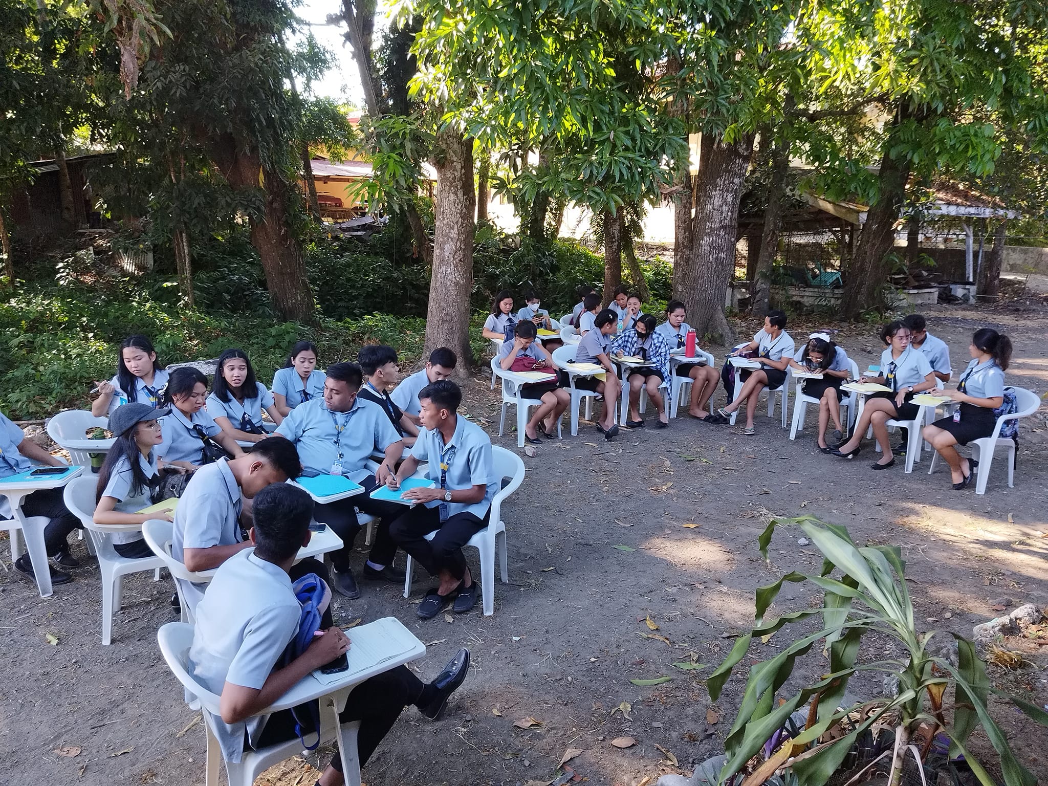Isa ka section sa WVSU Pototan Campus nagklase sa idalum sang puno sang kahoy tungod ‘indi ma-agwantahan ang init sa classroom’