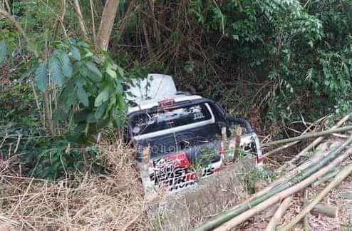 Salakyan nga nag-overtake sa multicab, tricycle nahulog malapit sa sapa sa New Lucena