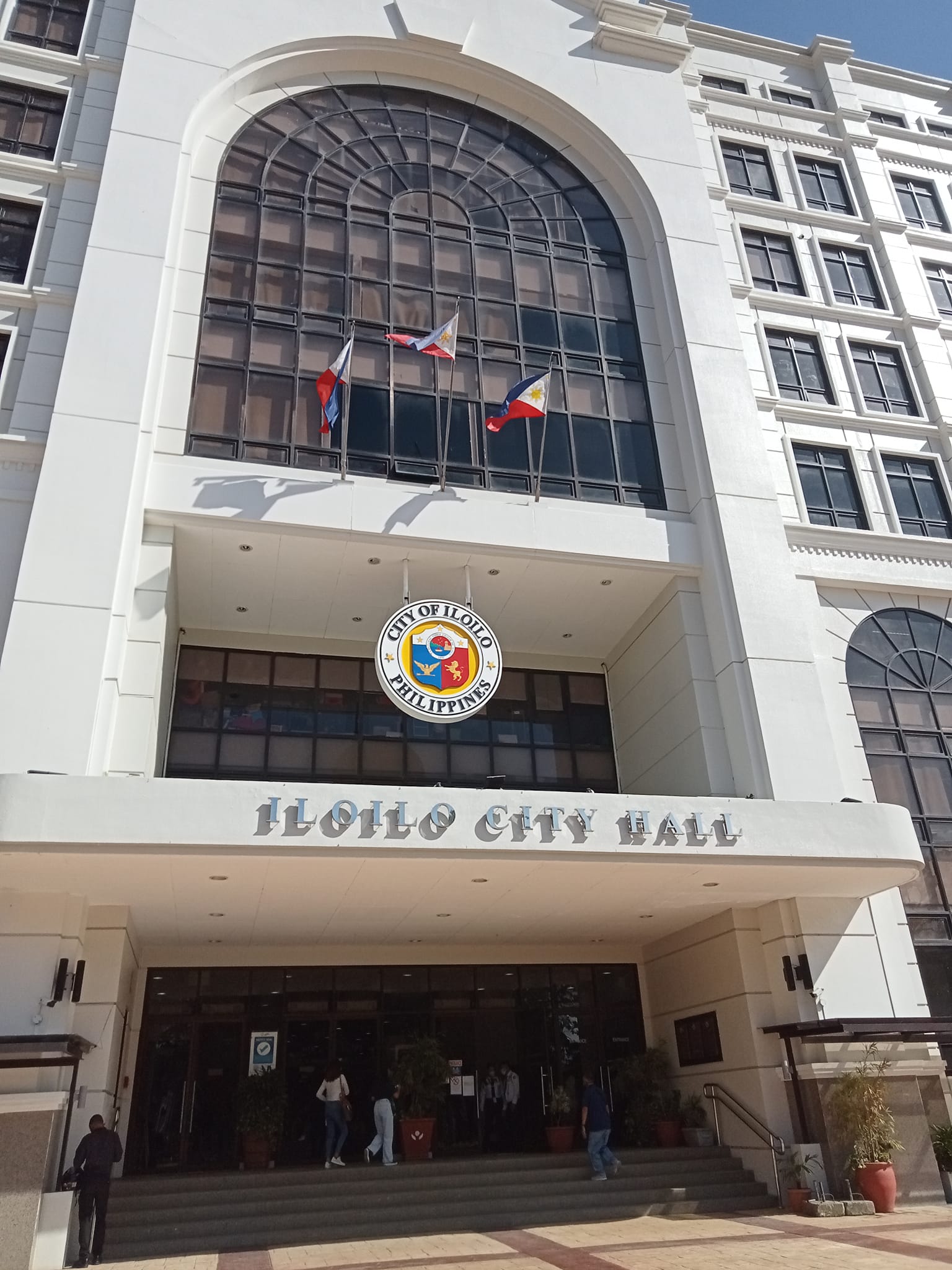 Duha lakip ang executive assistant nakitaan sang City Legal Office sang merito sa issue sang pagpa-utang sa City Hall