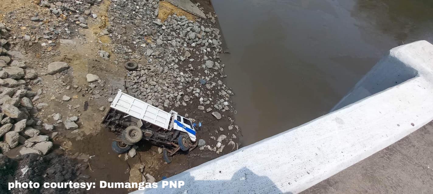 Driver pilason sang nahulog sa ginamaneho nga 6-wheeler truck sa taytay sa Dumangas