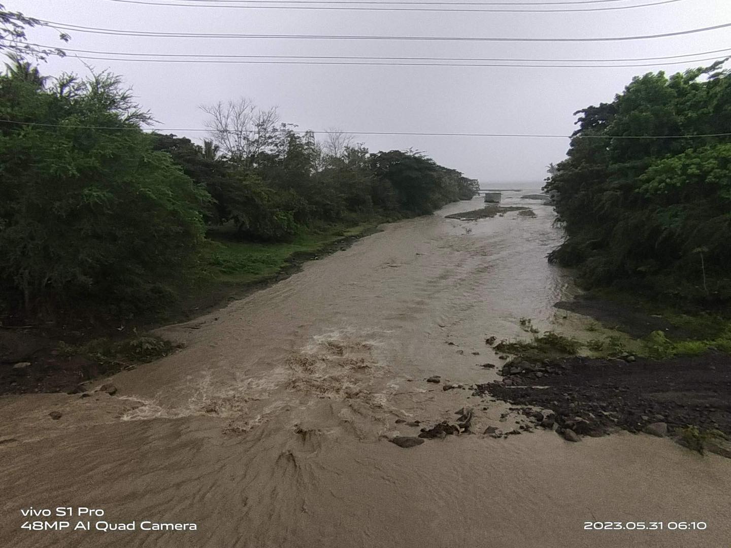 Detour road sa idalum sang Oyungan bridge sa Miagao temporaryo nga indi maagyan sang mga dalagku nga salakyan tungod sang mataas nga level sang tubig