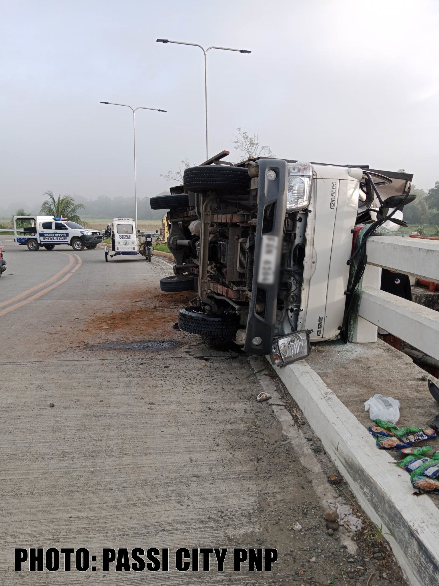 Delivery van sang pasalubong products nagtakilid sa Passi City