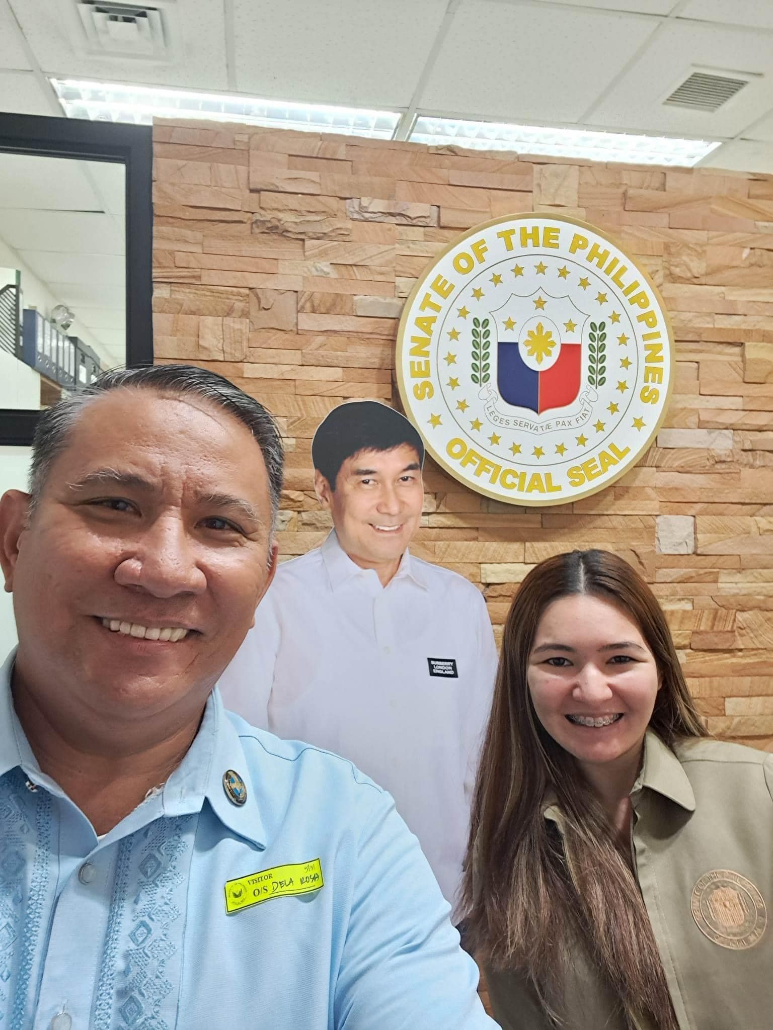 11 ka mga senador personal nga ginhatagan ni Pavia SB member Pyt Trimañez sang kopya sang resolution nga nagahingyo nga imbestigaran ang kontrobersyal nga Ungka flyover