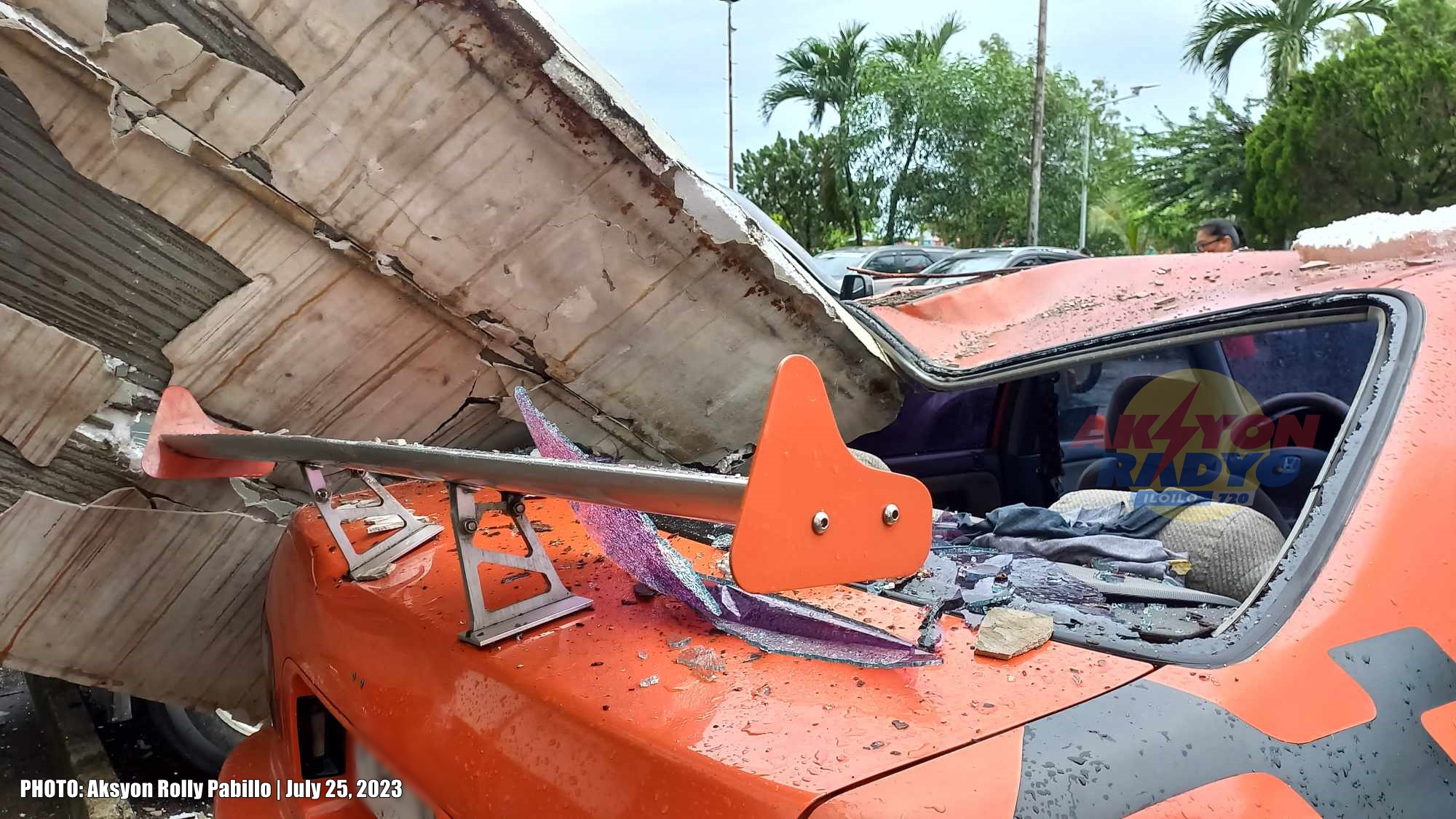 Awto na-damage sang nahulugan sang 3D panel sa parking area sang Gaisano City La Paz