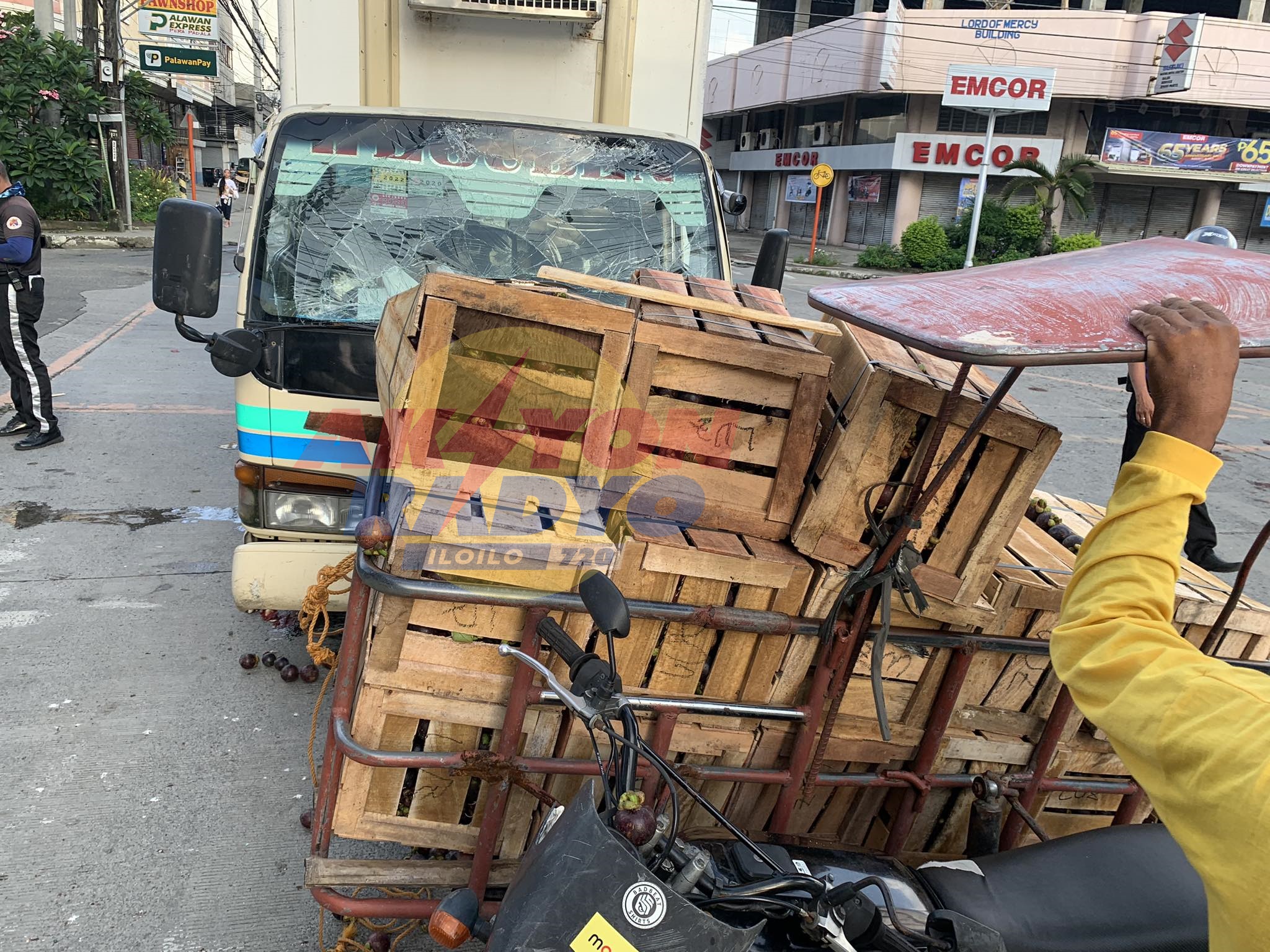 Angkar-angkar nga may karga nga mangosteen nabungguan sang delivery van sa City Proper