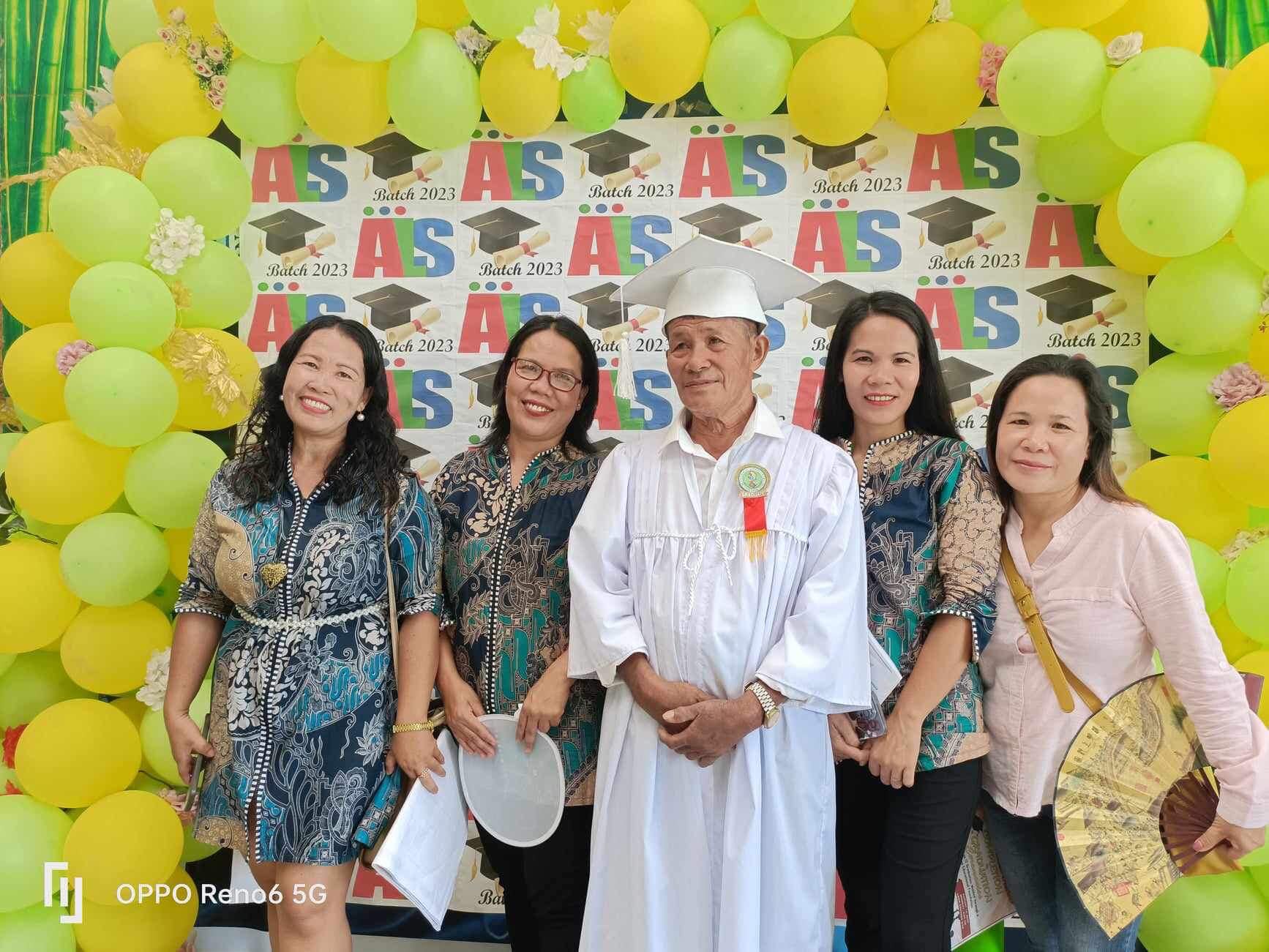 73-anyos nga maay nag-graduate sa Alternative Learning System sa Alimodian