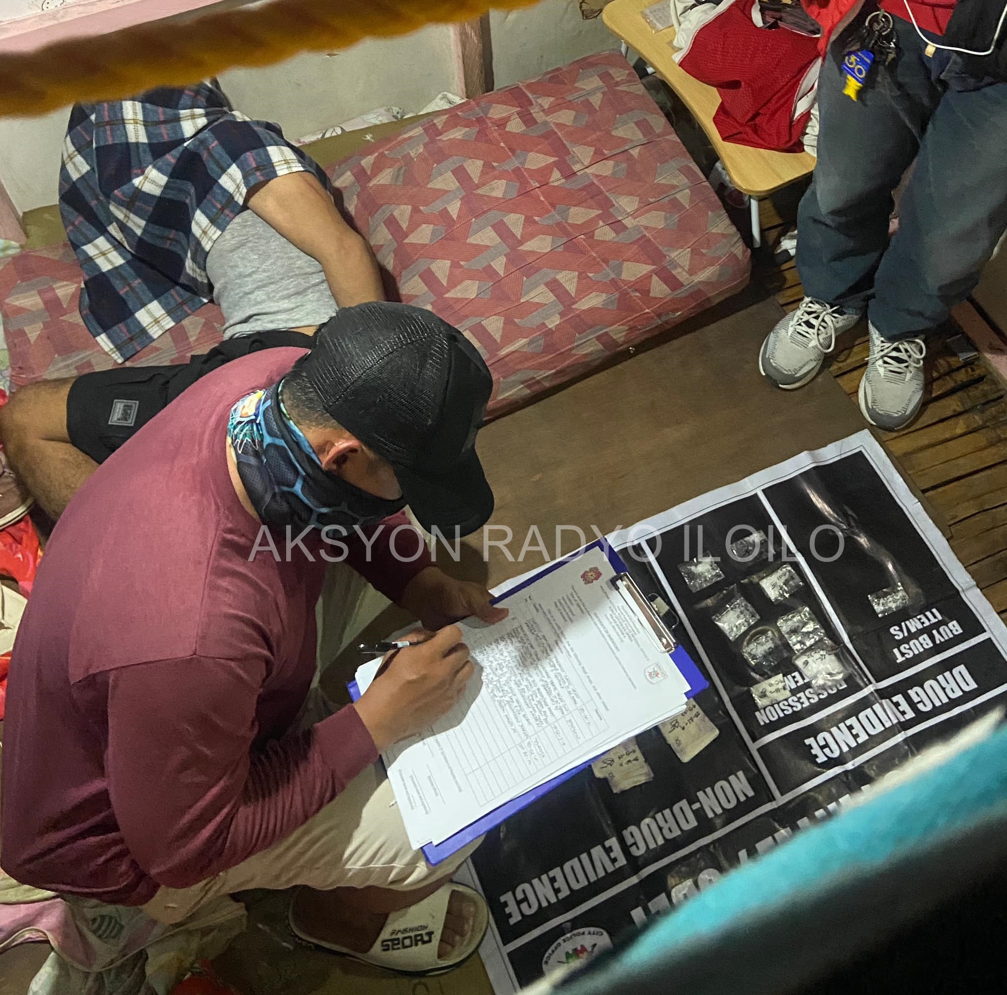 2 lakip ang menor-de-edad nga ginapatihan runner sang illegal drugs dakup sa buy bust operation sa Molo