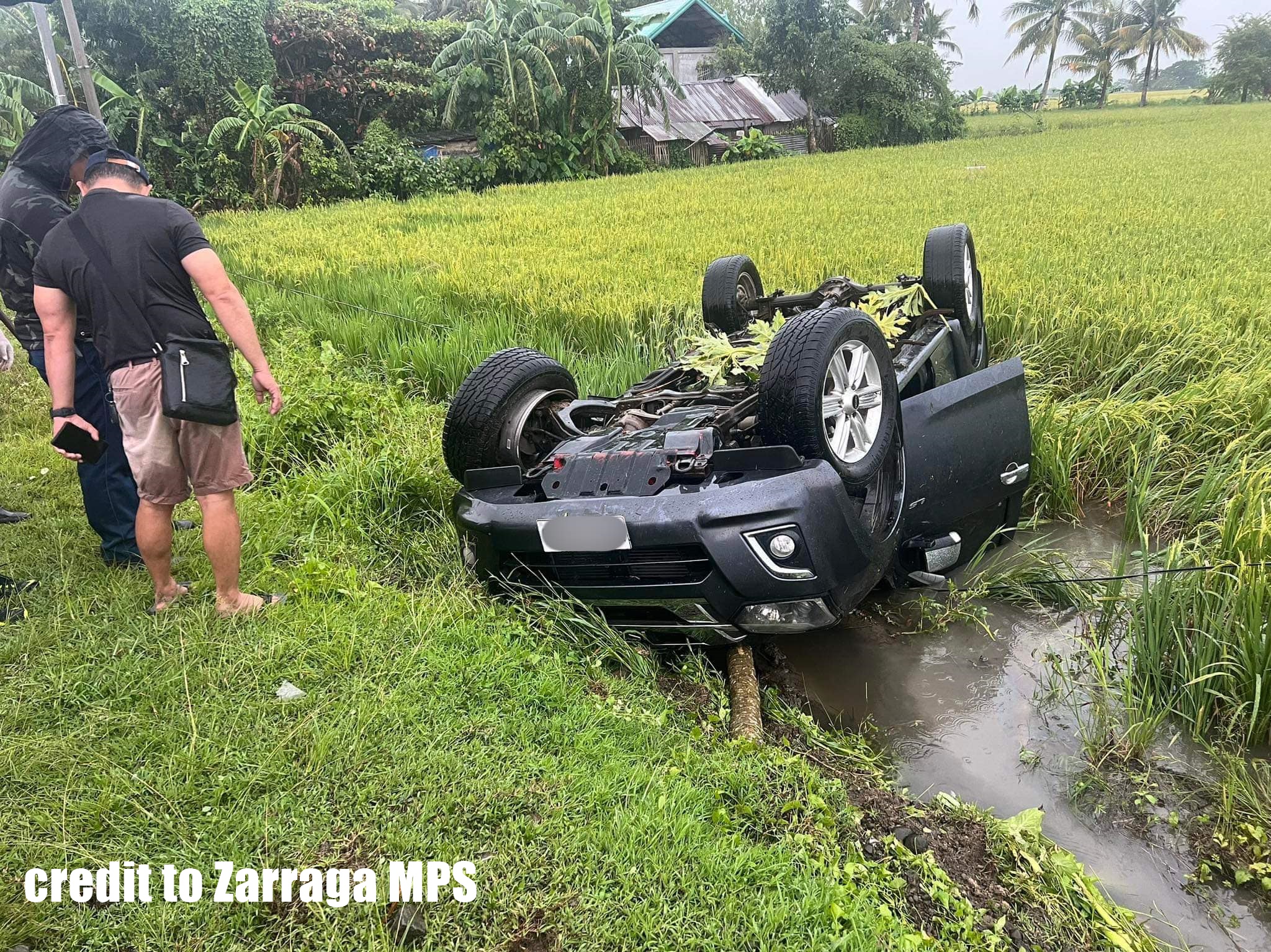 Pick up naglapaw sa karsada kag nagbaliskad sa talamnan sa Zarraga