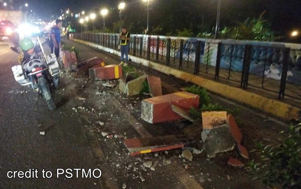 Mga concrete flower pots sa Diversion bridge sa Mandurriao nagkalatumba sang nasalakay sang awto