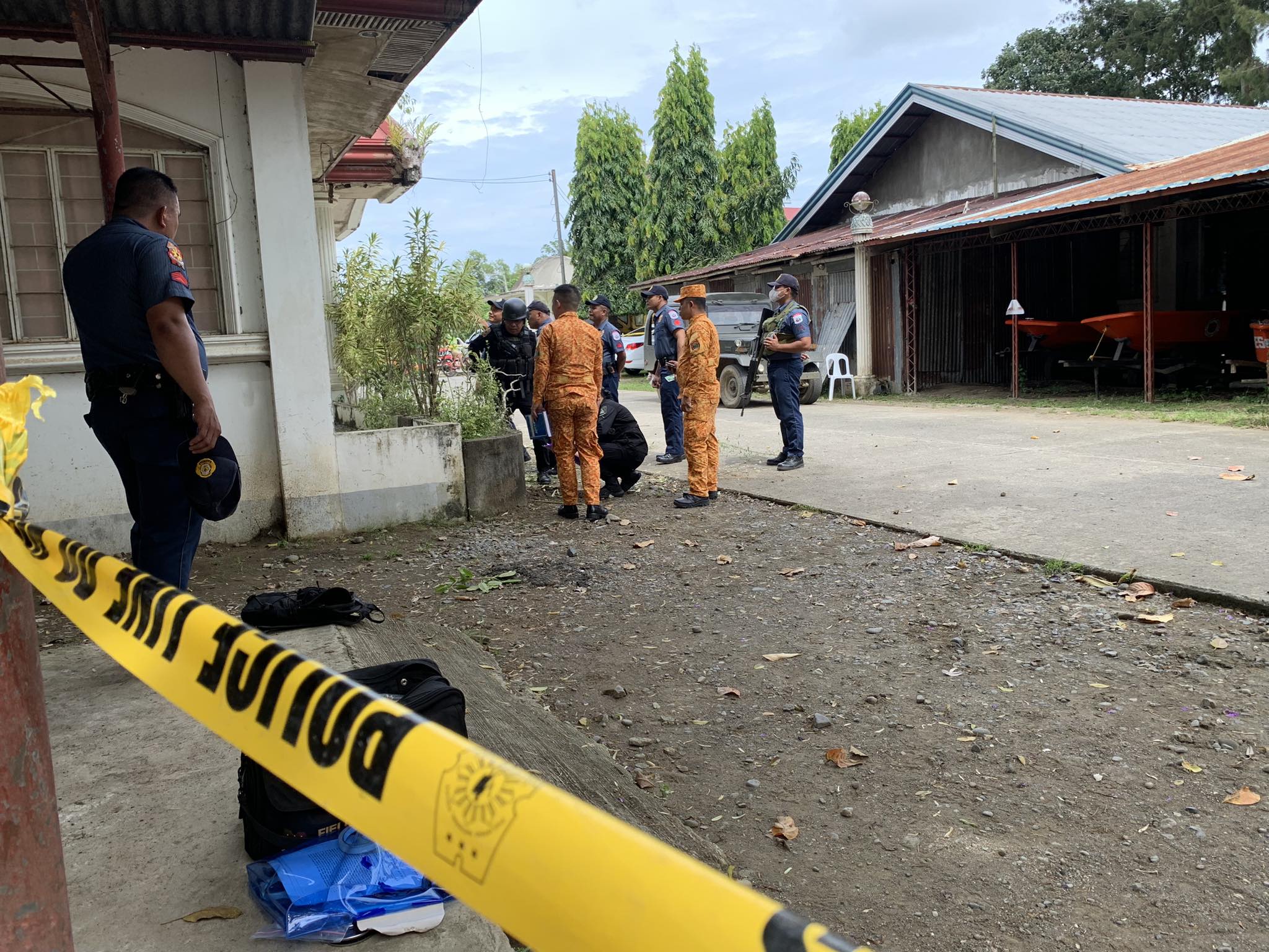 2 ka persons of interest nga naghaboy sang granada sa kilid sang Dingle Municipal Library na-assign sa FFSU sang Phil. Army sa Camp Delgado