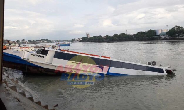 Fiberglass boat sa Parola Wharf nagsag-ud