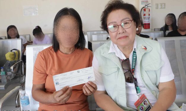 Pamilya sang mga napatay sa nadisgrasya nga Ceres bus sa Hamtic, Antique nakabaton sang burial assistance halin sa Antique Provincial Gov’t