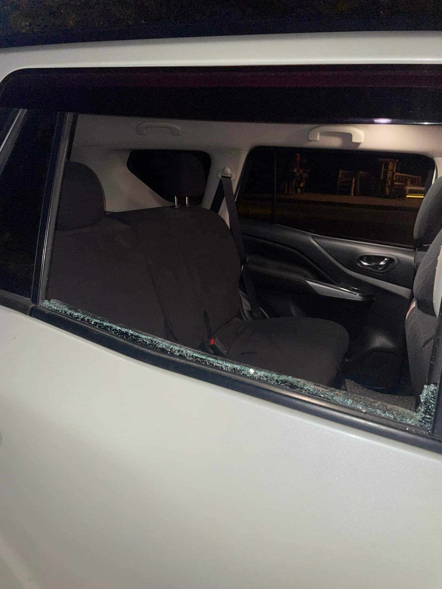 Salakyan nga naka-park malapit sa plaza sang Leganes ginbuka ang windshield kag ginkawatan