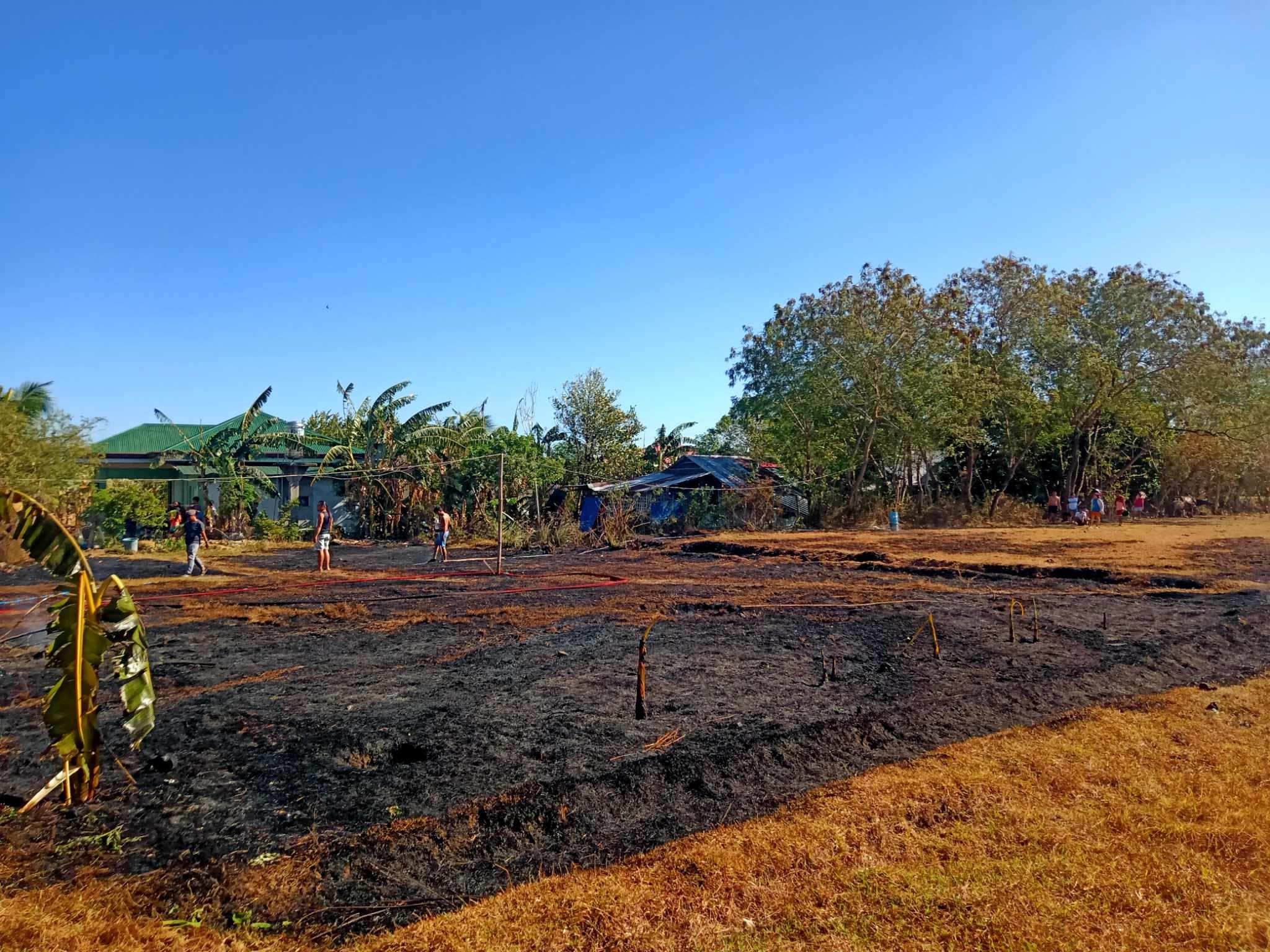 Grassfire nagluntad sa bakante nga lote sa Guimbal