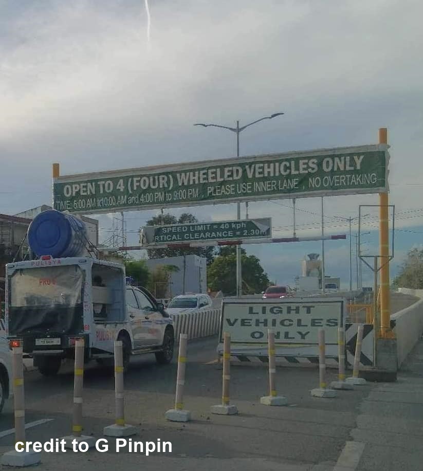 Police Patrol car nga may karga nga drum nasangit sa vertical clearance sign board sang Ungka Flyover