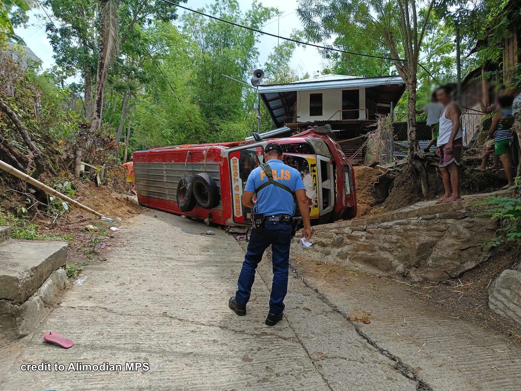 18 ka mga nagkumpanyar pilason sang nagtakilid ang ginasakyan nga jeep sa Alimodian