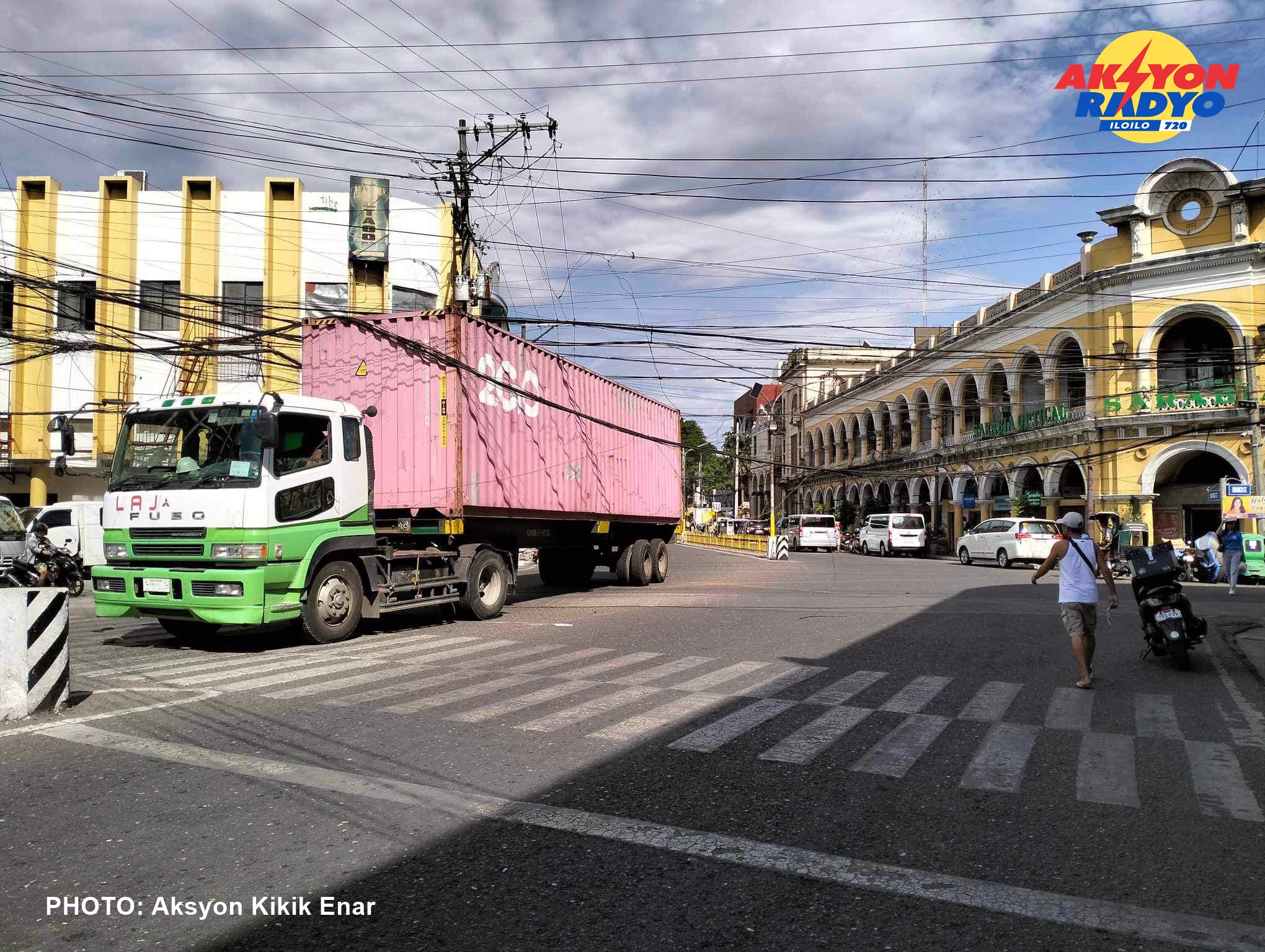 Truck nasangit sa “spaghetti” wirings sa JM Basa Street, City Proper