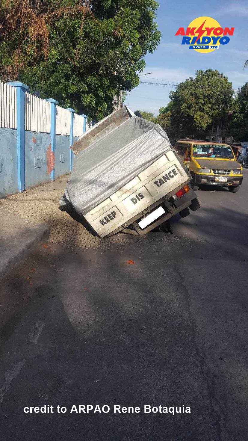 Truck nga may karga nga bato nabulasot sa manhole sa Molo