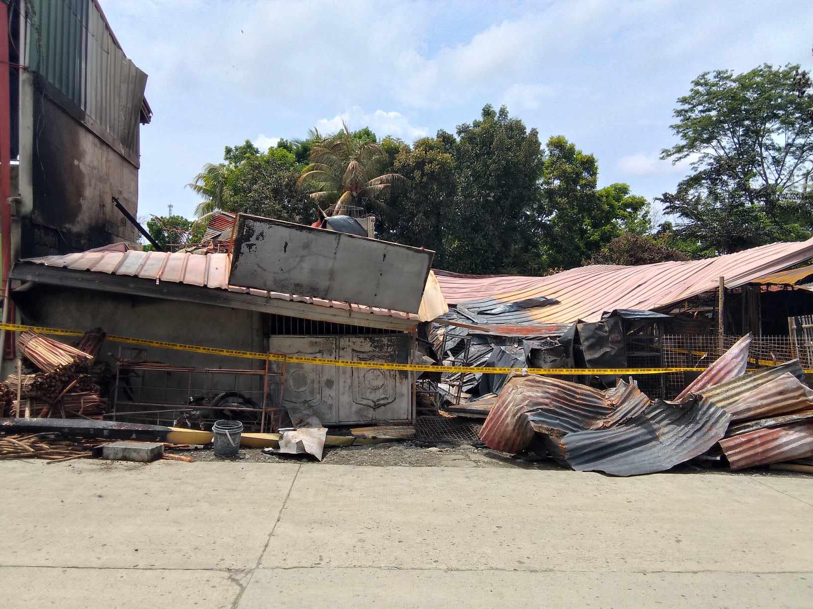2 ka balay, 1 ka tiyangge totally-damaged sang nasunog sa Leon; 2 ka balay kag clinic partially-damaged