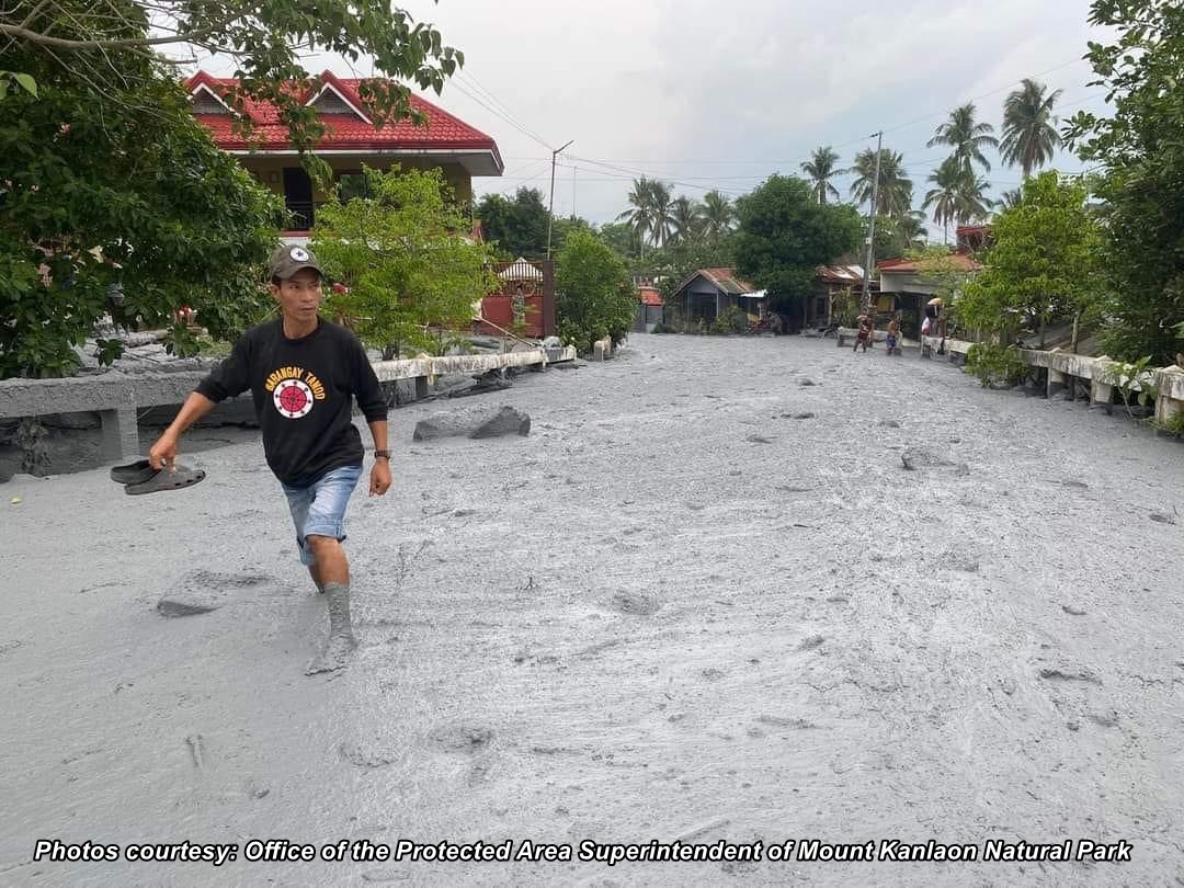 Mud flow halin sa Bulkan Kanlaon nag-apekto sa pila ka lugar sa Negros