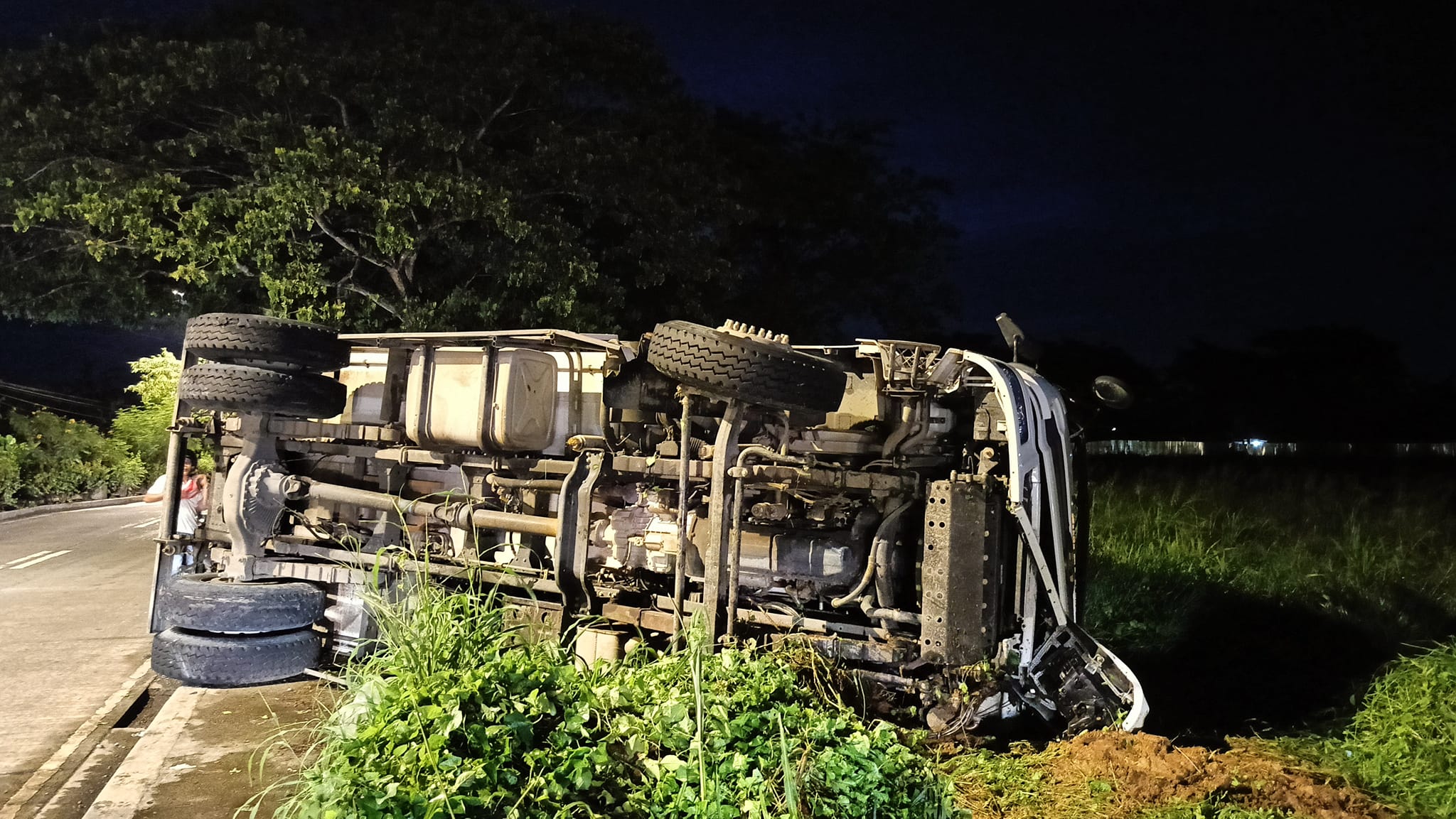 Truck nagtakilid sa kilid sang dalan sa Jaro; Driver, mga sakay estable na ang kondisyon
