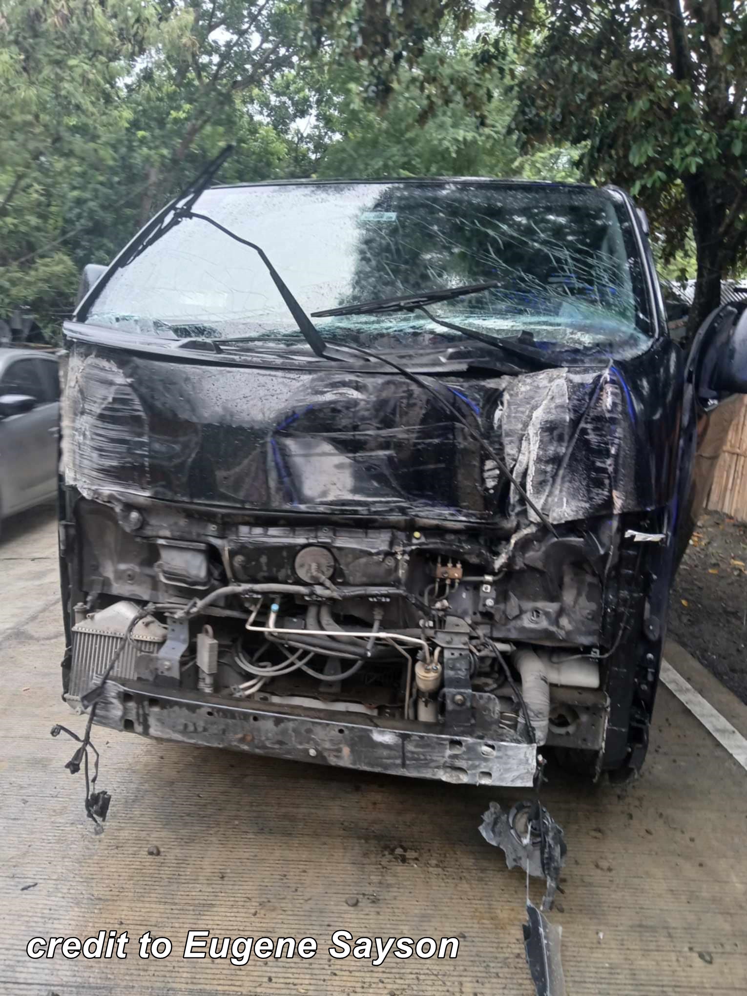 Unahan sang van nawasak sang nakabunggo sa pader sang tiyangge sa Tigbauan