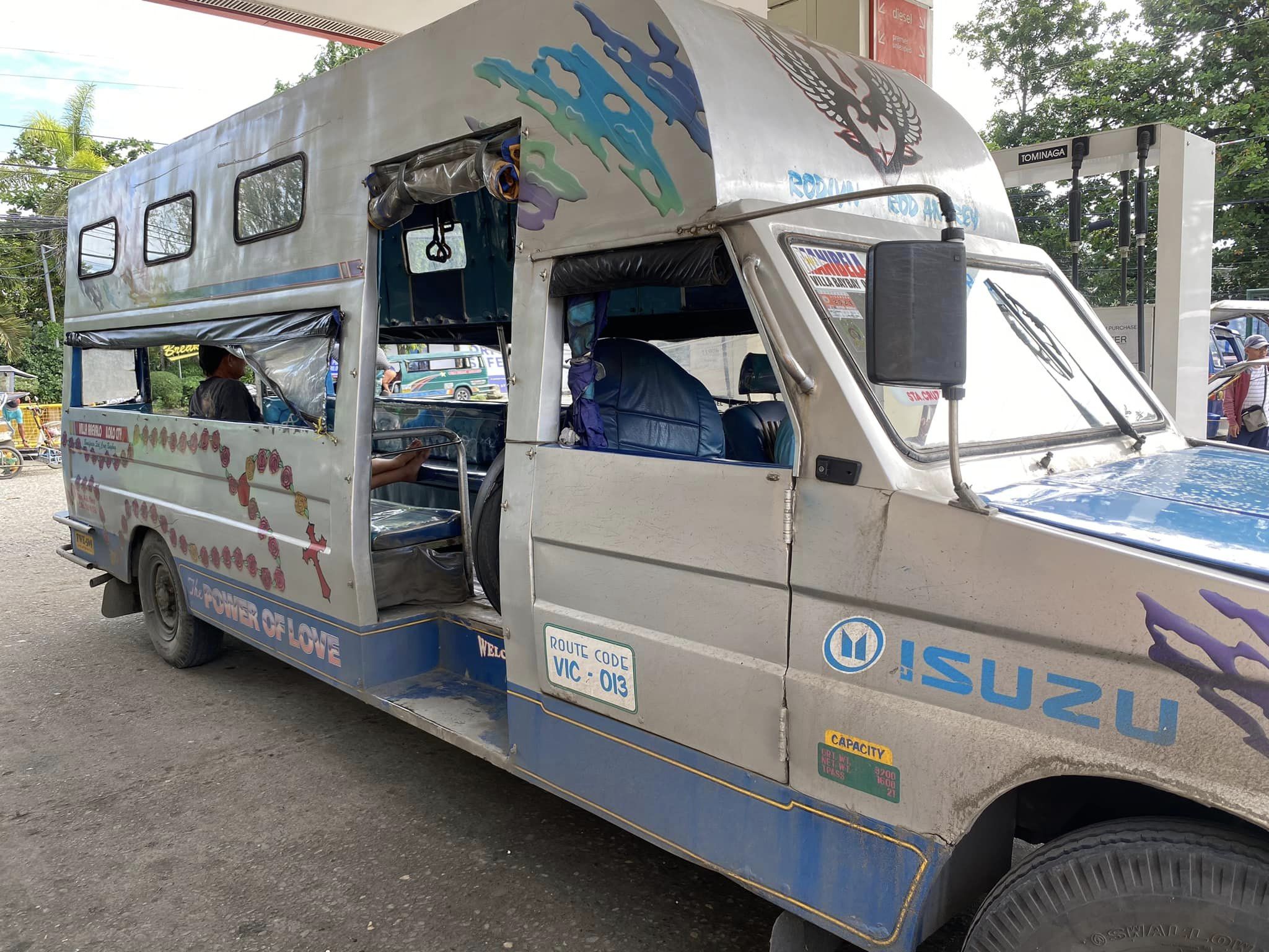 Traditional jeep nga daw kaangay sa modernized jeep makit-an nga nagabiyahe sa siyudad sang Iloilo