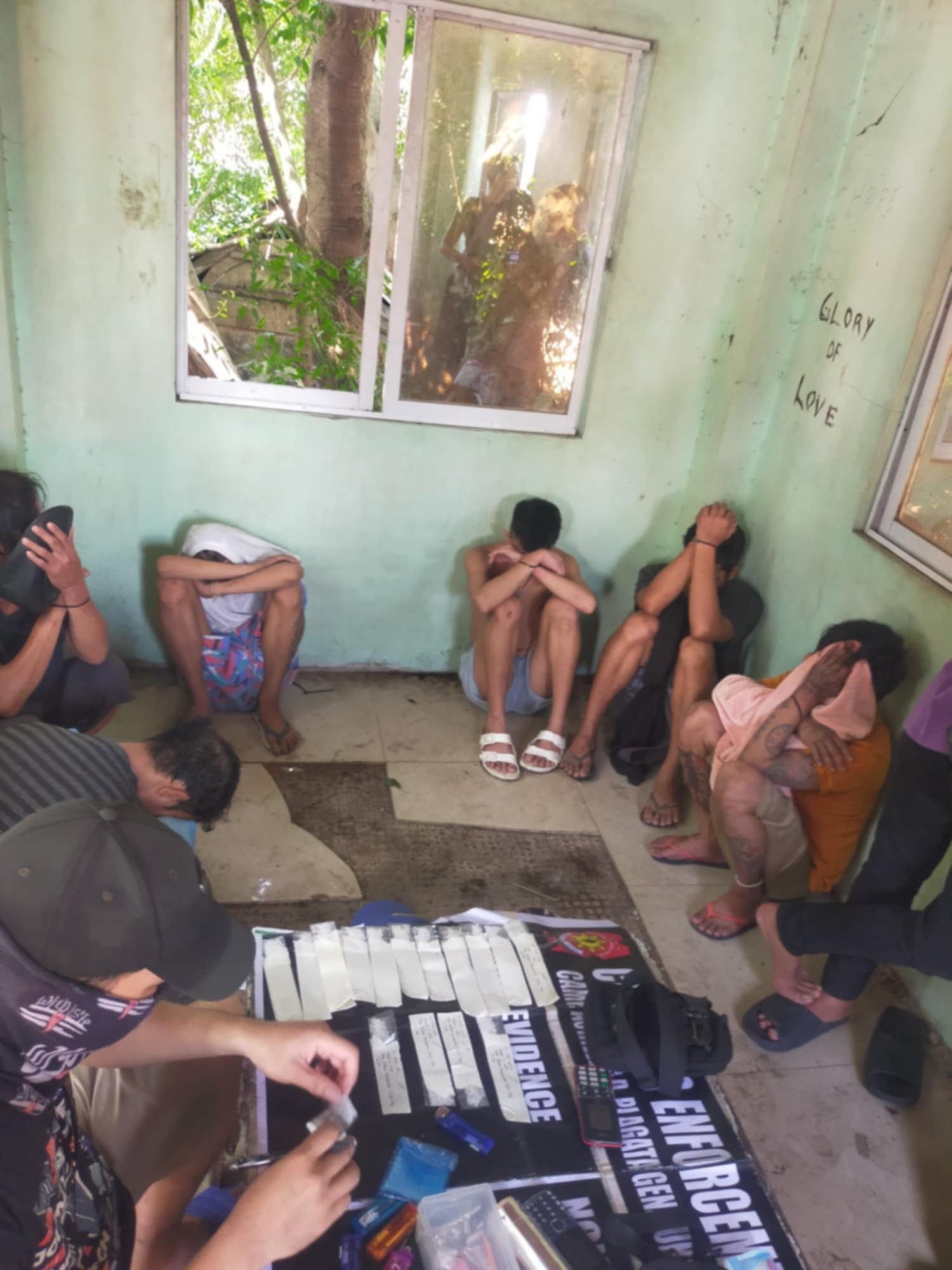 6 dakop sa drug buy bust operation sa abandonado nga balay sa Mandurriao