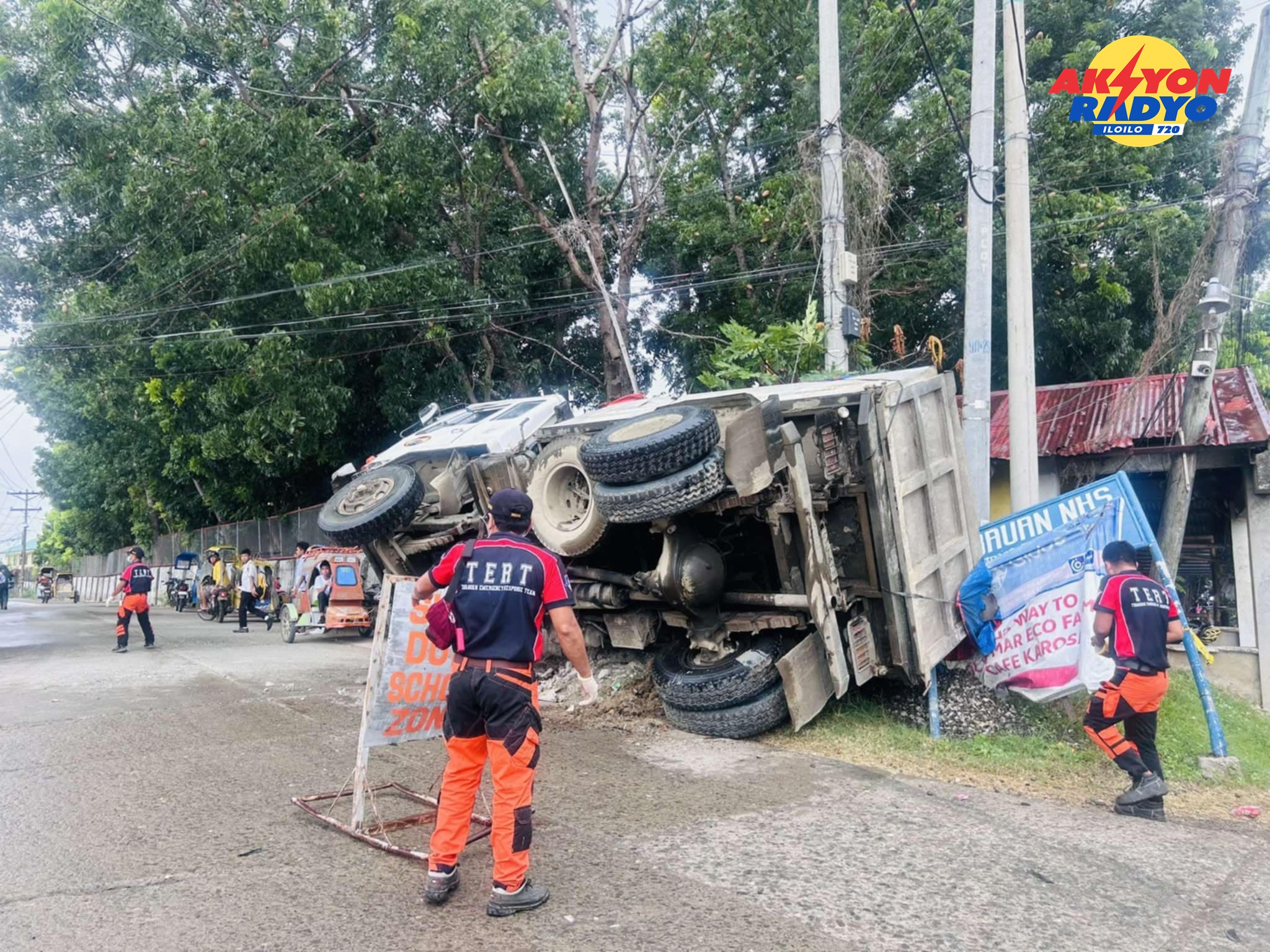 Truck nagtakilid sa higad sang dalan sa Tigbauan