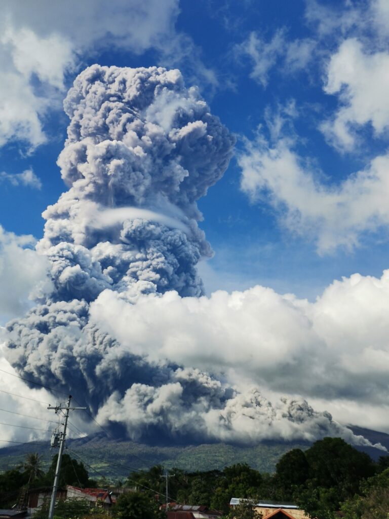Bulkan Kanlaon sa Negros naglupok - aksyonradyoiloilo.com.ph