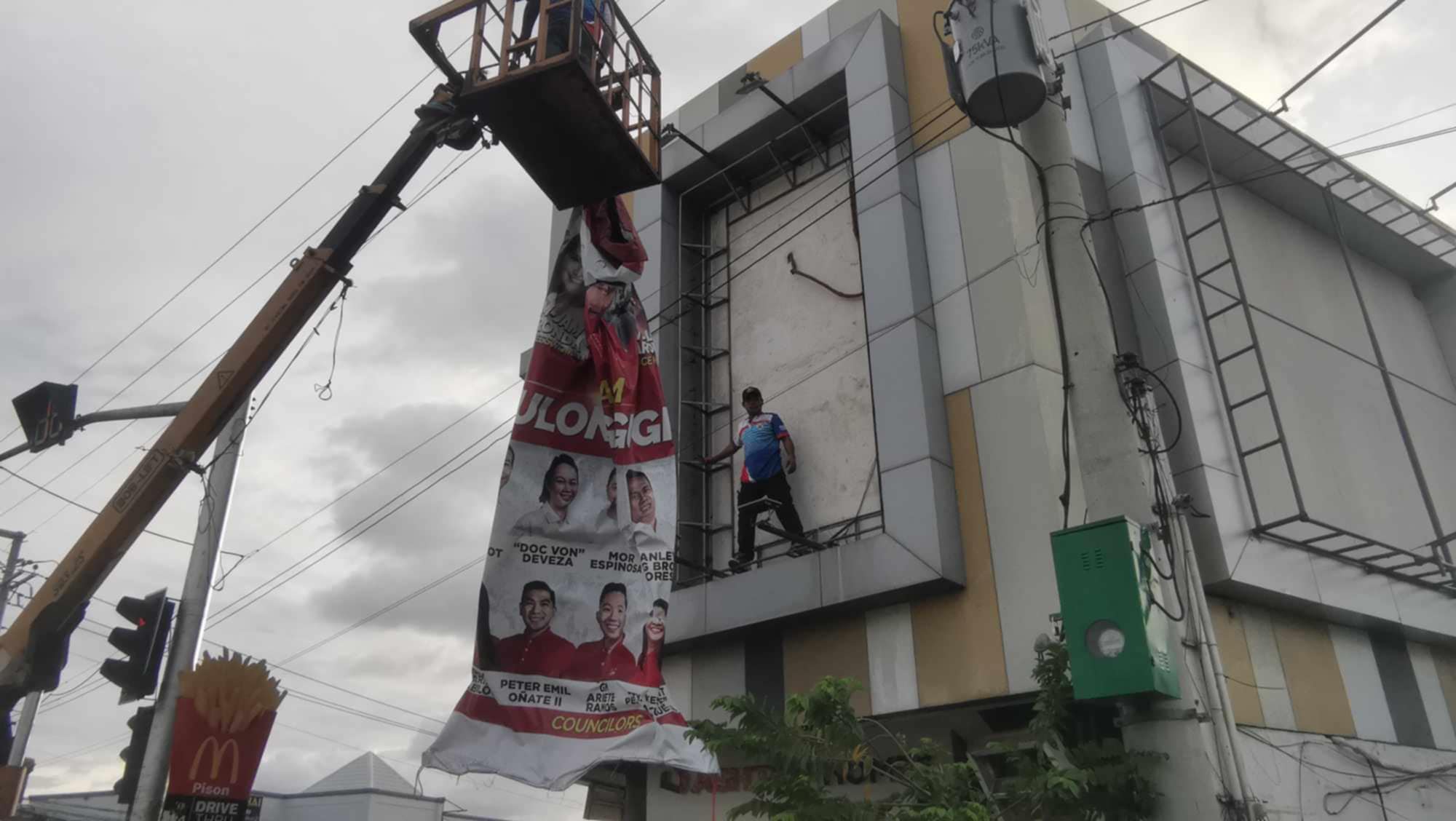 Billboard sang Team Sulong Gugma sa Diversion Road, Mandurriao ginkakas sang Iloilo City Gov’t