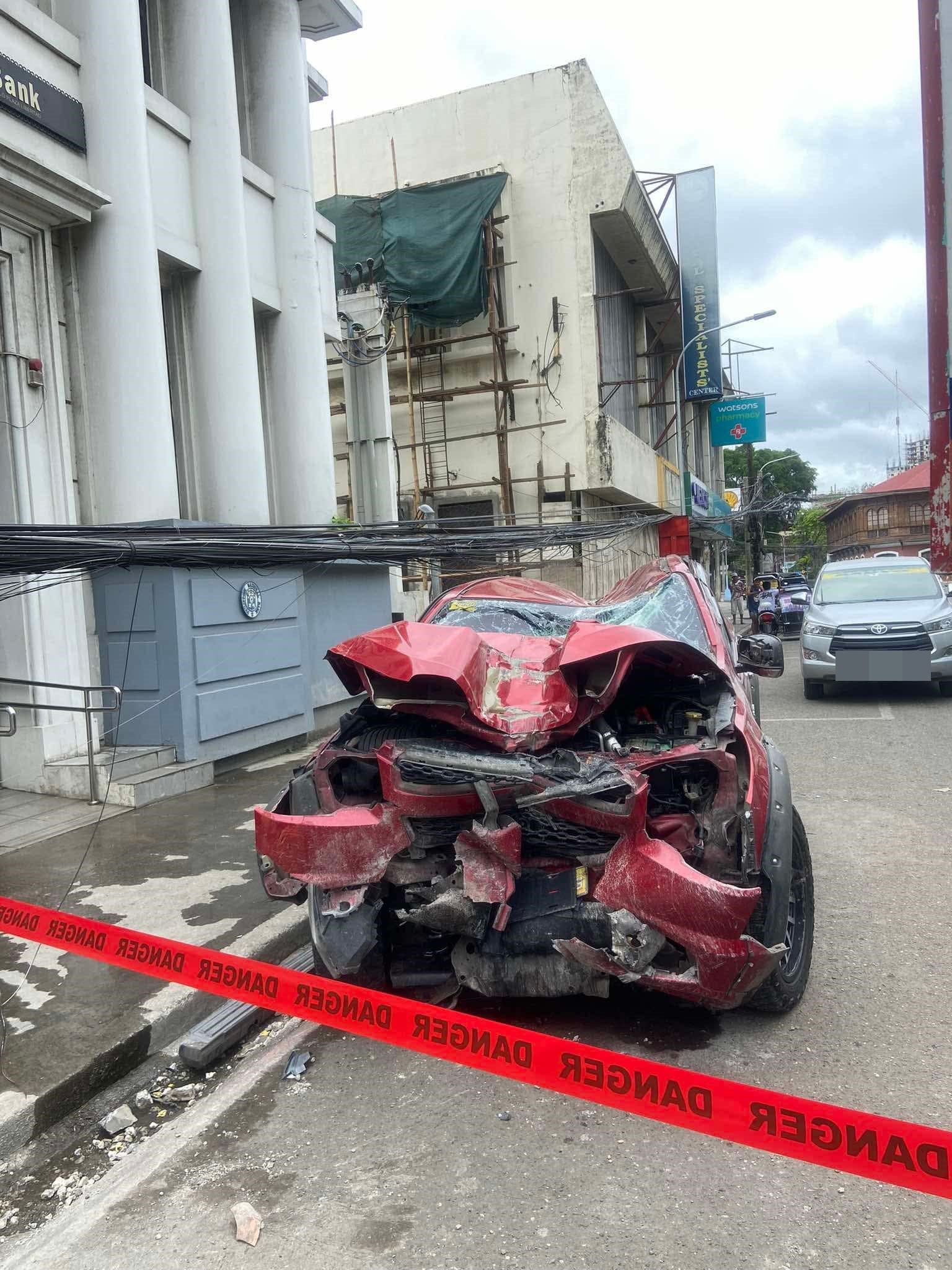 SUV nakabunggo sa poste sang teleco, poste sang street light sa City Proper; Driver may ginlikawan nga motorsiklo antes na-aksidente suno sa pulis