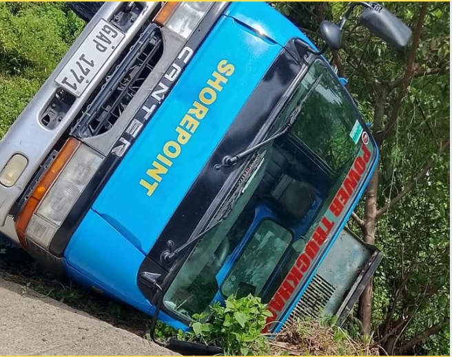 Bagon nga may karga nga construction materials nahulog sa kanal sa San Joaquin