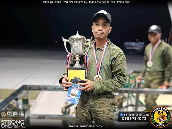Corporal Francis Funtilon nga miyembro sang 61st IB sang Phil. Army nakakuha sang gold medal sa 32nd Asian Army Rifle Meet