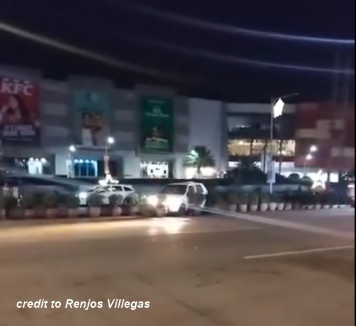 Mga rubber flowerpots sa atubang sang SM City Mandurriao gin-arado sang awto