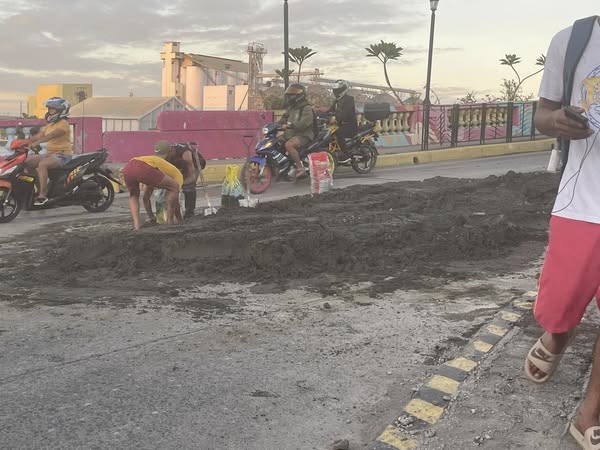 Karga nga balas kag bato sang dump truck naula sa Drilon Bridge sa Muelle Loney, City Proper