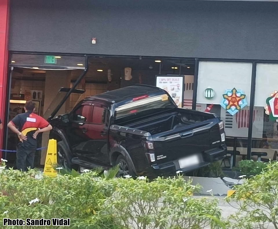 Pick up nakabunggo sa fast food chain sa Calinog