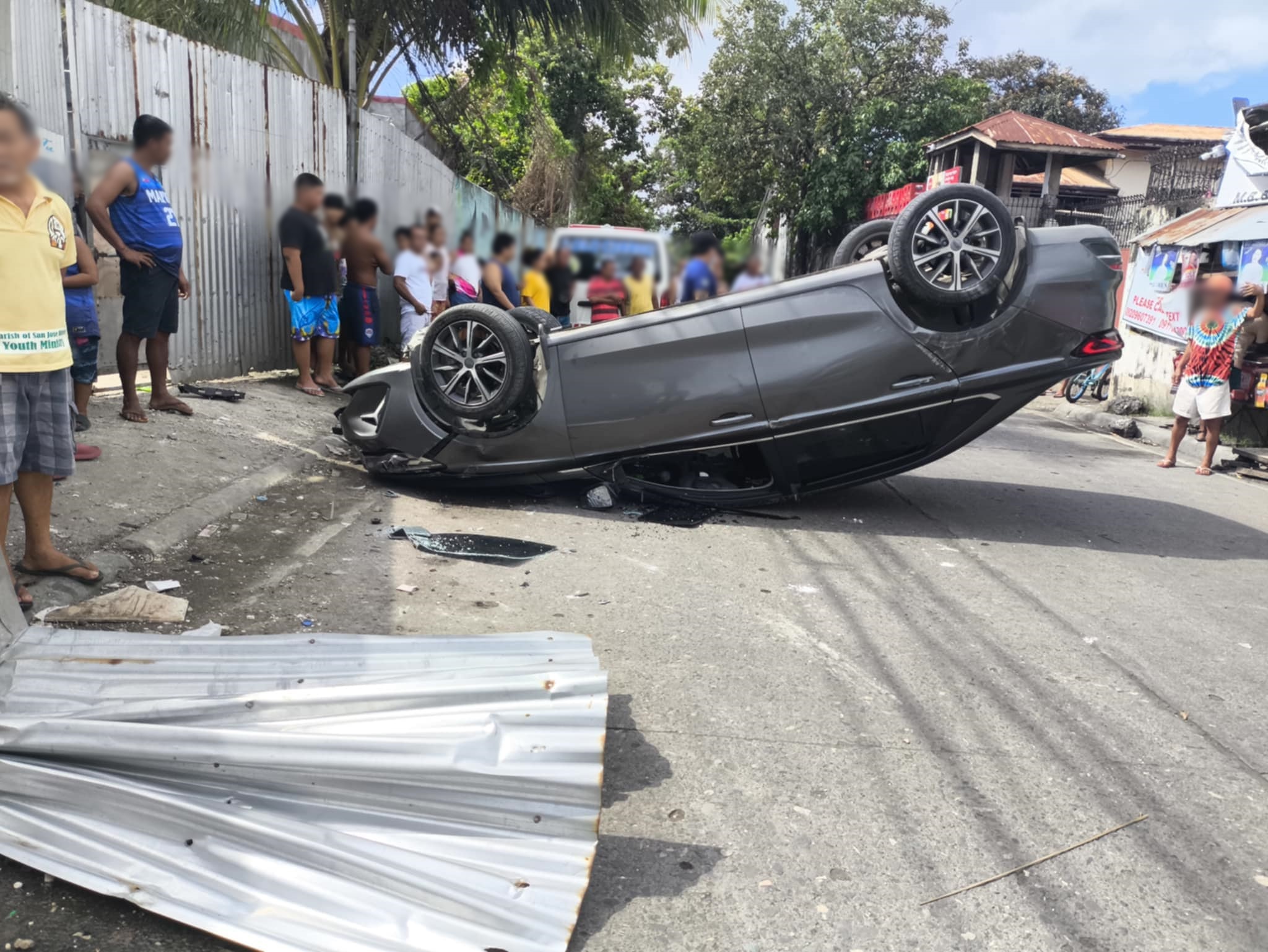 Awto nakabunggo sa kudal kag nagkaya sa dalan sa Molo; Driver nag-ako nga napiyungan sunosa pulis