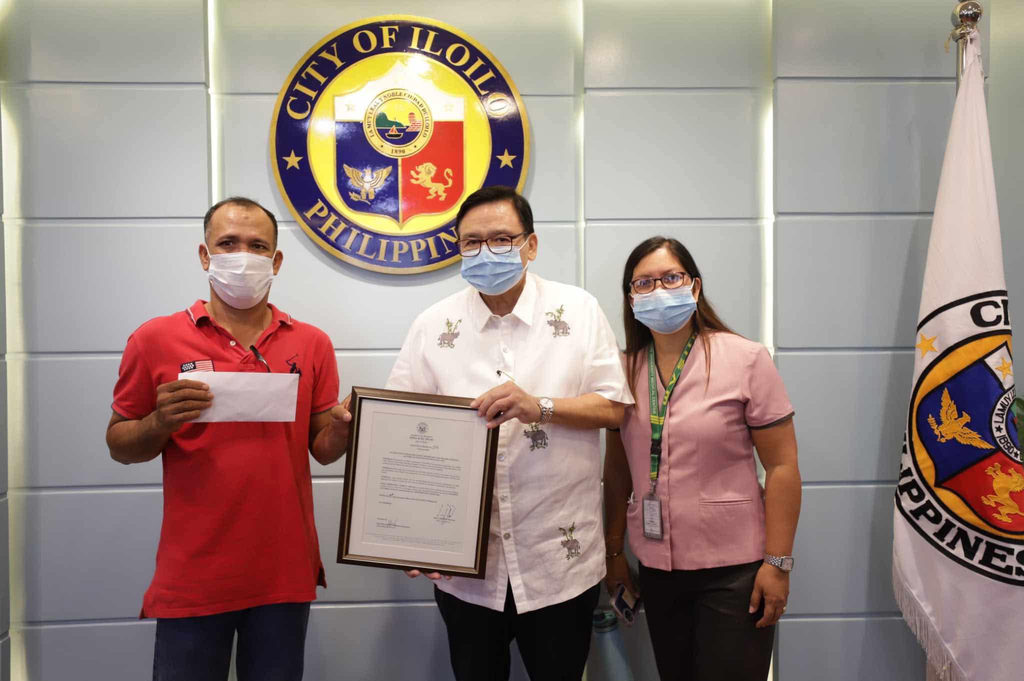 Honest taxi driver nga nag-turnover sang bag sang iya pasahero nga may unod nga P2.4M gindeklarar nga “adopted son” sang Iloilo City