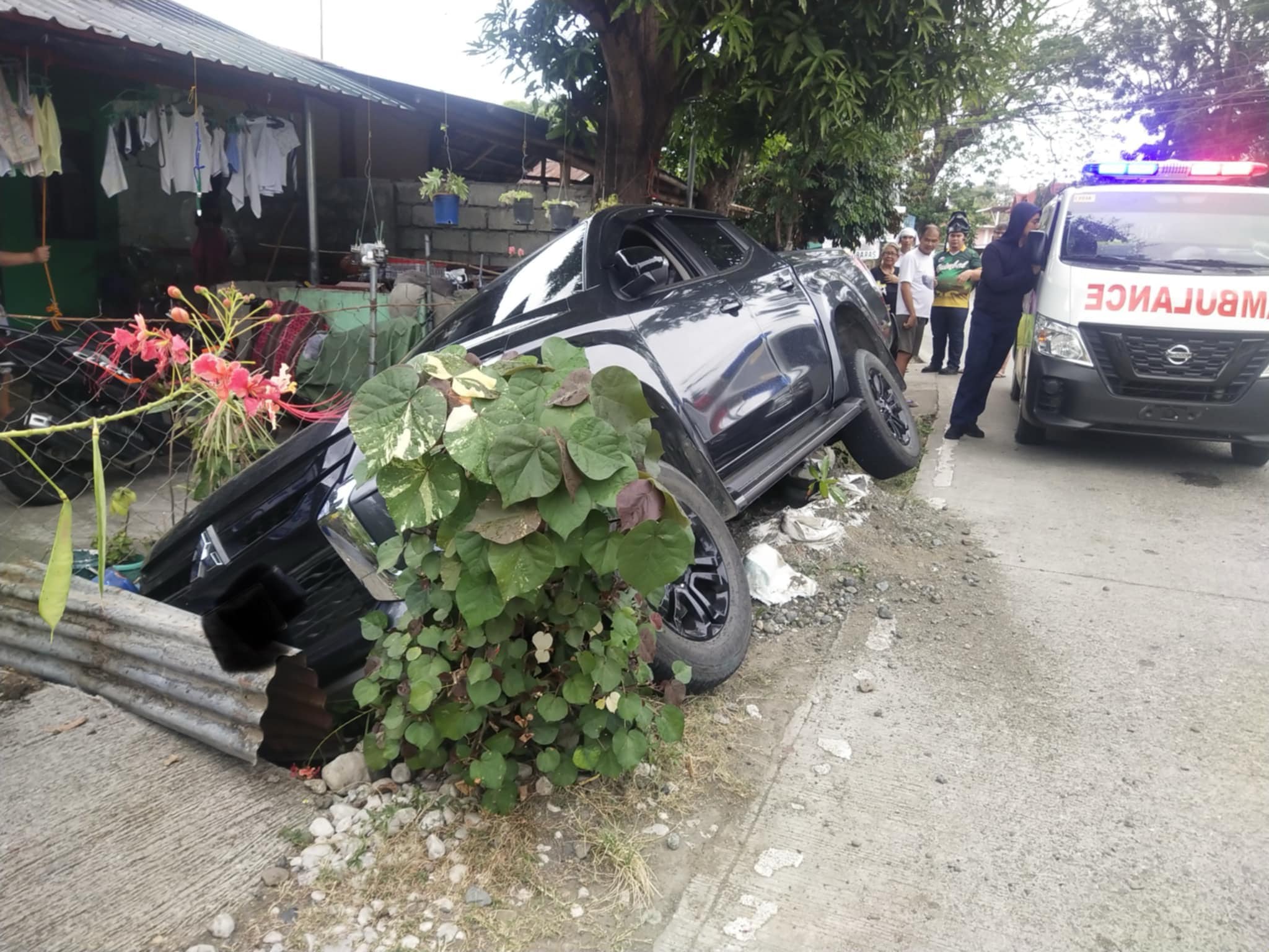 Pick up naglapaw sa kanal sa Guimbal; 7 ka tuig nga bata diyutayan lang mabungguan